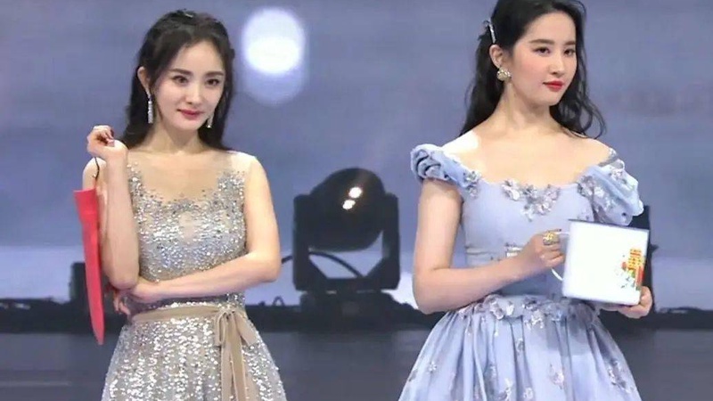 杨幂平底鞋亮相巴黎时装周，登VOGUE首页引领极简美学新风潮